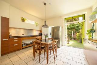 <p><span>Rustig wonen op de rand van Borgerhout en Zurenborg, op wandelafstand van alles wat de stad zo leuk maakt. Dit verrassend ruime huis combineert authentieke elementen met speelse kleuren, veel licht en een fijne groene buitenruimte. Een warme thuis met karakter, verdeeld over meerdere volwaardige verdiepingen.<br /><br /></span></p><p><span>Warm karakter & slimme indeling</span></p><p><span>Op het gelijkvloers word je verwelkomd via de inkomhal waar de gezandstraalde trap meteen uitspringt. Vooraan ligt de gezellige leefruimte met hoge plafonds, parketvloer en kamerbrede raampartij. Achteraan bevindt zich de ruime keuken (ALNO) met natuurstenen werkblad, houten kasten, combi-oven, vaatwasser, gasvuur en zelliges tegels. Aansluitend vind je de eerste van drie badkamers dat tevens fungeert als wasruimte en toegang tot de zuidoostgerichte stadstuin, een heerlijk rustige plek met weinig inkijk.<br /><br /></span></p><p><span>Verdiepingen vol mogelijkheden</span></p><p><span>De eerste verdieping is grote polyvalente ruimte met moderne haard: ideaal als extra leefruimte, atelier of bureau. Verder vind je hier een slaapkamer met ensuite badkamer in blauwe mozaïek tegels en dressing, en toegang tot een zonnig terrasje. Op de tweede verdieping zijn er nog twee volwaardige slaapkamers en een derde badkamer. De ruime, droge kelder zorgt voor extra opslagruimte.<br /><br /></span></p><p><span>Zurenborg & omgeving</span></p><p><span>Deze woning ligt in een rustige straat net naast Zurenborg op de rand van Borgerhout, tussen het Stadspark en het Rivierenhof. Alle voorzieningen bevinden zich op wandelafstand: buurtwinkels, horeca, openbaar vervoer en vlotte in- en uitvalswegen via de Plantin en Moretuslei. Een ideale mix van rust, groen en stadsleven. </span></p><p><span>Geen maatregelen in het Vlaams Handhavingsplatform</span></p><p><span> </span></p>