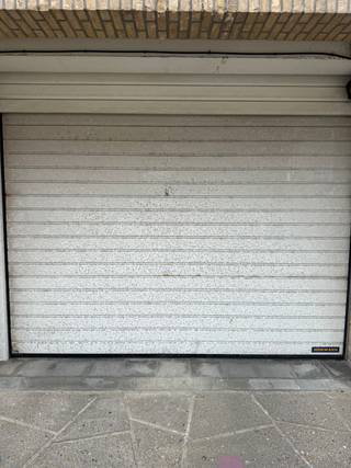 Deze afgesloten garagebox is gelegen in een zijstraat van de Nieuwpoortsesteenweg te Mariakerke.Afmetingen:Diepte: 5,10m - Breedte: 3,44m - Breedte...