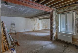 Ontdek deze unieke casco loft, gelegen op de 1ste verdieping van een goed beheerde en onderhouden residentie met lift. De loft bevindt zich in...