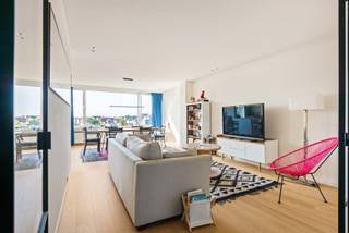 <p>Op de vijfde verdieping verandert Borgerhout van karakter. De drukte beneden wordt decor. Het uitzicht tot aan Park Spoor Noord wordt dagelijkse realiteit. En dit appartement van 111 m² wordt precies wat je ervan mag verwachten: ruim, licht en verrassend compleet.</p>
<p>De lichtrijke leefruimte verwelkomt je met open armen en grote raampartijen die de stad binnenhalen. De vernieuwde keuken met eiland en houten accenten is strak én warm tegelijk, de plek waar koken vanzelf gezellig wordt, met een skyline als achtergrond.</p>
<p>Twee ruime slaapkamers geven elk de rust die ze verdienen. En dan is er het terras op het oosten, aansluitend aan de slaapkamer, een plek om de ochtend te beginnen met ver uitzicht, stille lucht en nergens anders te zijn. Kleine luxe? Neen. Dagelijkse luxe.</p>
<p>De vernieuwde badkamer met douche is verzorgd en functioneel. De grote extra berging in het appartement zelf zorgt ervoor dat alles zijn plek heeft, zonder te moeten inboeten op wooncomfort.</p>
<p>En de wagen? Die staat droog en veilig onder het gebouw. Want ook dat hoort bij goed wonen. Deze is mogelijk bij aan te kopen aan 25.000 euro.</p>
<p>111 m², vijfde verdieping, uitzicht tot Park Spoor Noord. Voor wie wil wonen met ruimte, licht en een stad aan zijn voeten.<br /><br />EPC: 180kWh/m2, Elektriciteit conform</p>
