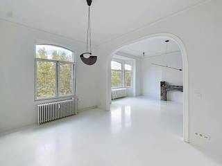 Brussels: Spacious apartment (162 m²) with 2 bedrooms in the city center. This apartment offers all the necessary comfort, large windows with plenty of natural light, and easy accessibility within the city.<br /><br />The apartment consists of an entrance hall with a cloakroom, a living room with a separate seating area, an open kitchen, and a large storage room.<br />Furthermore, this apartment has 2 spacious bedrooms, 1 of which features a walk-in closet and the other built-in wardrobes. The bathroom is equipped with a freestanding bathtub and a walk-in shower; additionally, there is a separate toilet.<br /><br />This apartment is beautifully finished with high-quality sustainable materials and has an EPC label E.<br /><br />Charges: 200 EUR/month for maintenance of common areas, property management, private heating, and hot water.<br /><br />Would you like to view this apartment? Please request an appointment via our website www.dewaele.com