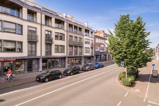 Bent u op zoek naar een commerciële ruimte op een absolute topligging met maximale zichtbaarheid? Dan is dit instapklare handelsgelijkvloers van...