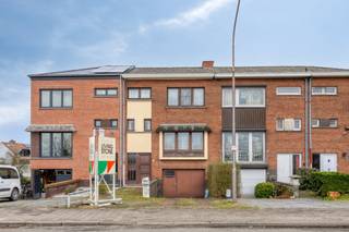 Derrière cette façade solide datant de 1962 se cache une maison étonnamment spacieuse, au caractère chaleureux et authentique, prête pour un...