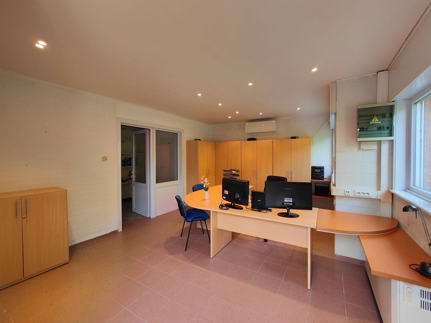 Bedrijfsgebouw van +/- 875 m² te koop op een perceel van 1.696 m² – centraal gelegen met veel mogelijkheden - foto 4