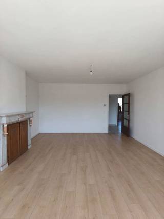 Ontdek dit charmante appartement in het hart van Aarschot, ideaal gelegen op slechts een paar minuten lopen van het station!<br /><br />Wij stellen je graag voor aan dit ruime lichte appartement vandaag! Kom gerust binnen!<br /><br />Dit appartement biedt twee ruime slaapkamers, een praktische ruime keuken, een berging en een gloednieuwe, moderne badkamer.<br />Verder stap je binnen in een lichte, uitnodigende woonkamer met mooie schouw die perfect is voor gezellige avonden thuis. De keuken is praktisch ingericht en biedt alle nodige voorzieningen voor dagelijks comfort. De 2 slaapkamers bevinden zich achteraan maw hier kruip je onder de dons zonder straatlawaai!<br />De nieuwe badkamer straalt een tijdloze luxe uit met douche, wc en badkamermeubel. Extra is een gezellige open ruimte voor bureau of speelhoek....<br /><br />Je woont hier in een buurt die dichtbij alles ligt: winkels, scholen....Het nabijgelegen station zorgt voor uitstekende verbindingen met omliggende steden.<br /><br />De gemeenschappelijke kosten zitten inbegrepen in de huurprijs.<br /><br />EPC-waarde: A of 83 kWh/m2.<br /><br />Het appartement is beschikbaar vanaf 1 juni.<br /><br />Heeft u vragen? Neem gerust contact met ons op, we helpen u graag verder! Of stuur een mailtje: info@immovdb.be.