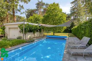 Zeer ruime, instapklare gezinswoning met 4 slaapkamers, zwembad en gunstig EPC.<br /><br />Bij het betreden van de woning word je verwelkomd in een royale inkomhal met gastentoilet en praktische berging. Verder kom je terecht in de volledig uitgeruste keuken, die aansluit op de lichtrijke en ruime leefruimte met een mooi uitzicht op de tuin. De eerste verdieping beschikt over drie volwaardige slaapkamers, een ruime dressing en een comfortabele badkamer uitgerust met zowel een ligbad als een douche en een dubbele wastafel. Via een vaste trap bereik je de volledig ingerichte zolderverdieping, die perfect dienst kan doen als vierde slaapkamer, hobbyruimte, bureau of polyvalente ruimte.<br /><br />Dankzij de recente renovaties geniet de woning van een uitstekende energieprestatie met een EPC-label B (114 kWh/m² jaar). Zo werden onder meer een hoogrendementsketel en zonnepanelen geplaatst, wat bijdraagt aan een optimaal wooncomfort. <br /><br />De woning beschikt bovendien over een ruim, verzorgd aangelegde tuin met zwembad. Daarnaast is er een extra garage aanwezig, wat zorgt voor extra comfort en praktische bergruimte.<br /><br />Deze woonst is gelegen in het groene Wezel (Mol), een aangename en residentiële woonomgeving met veel natuur in de directe omgeving. Daarnaast geniet de locatie van een vlotte bereikbaarheid met het centrum van Mol, het station en de omliggende gemeenten, en zijn er ook goede verbindingen richting Nederland, met onder andere vlotte bereikbaarheid van Eindhoven en andere grensgemeenten.<br /><br />Dankzij de ruime indeling, de recente renovaties en de gunstige energiescore vormt deze woning een interessante opportuniteit voor gezinnen die op zoek zijn naar een instapklare woonst in Mol.<br /><br />Voor meer informatie of een bezoek ter plaatse, kan u contact opnemen met IMMO SP via 014 59 10 20 of mailen naar jill@immosp.be. Benieuwd naar de waarde van uw eigen woning? Vraag vrijblijvend een gratis verkoopanalyse aan – wij helpen u graag verder!