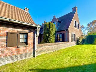 Op zoek naar een ruime, stevig gebouwde woning op een toplocatie? In Oosteeklo vind je deze kloeke alleenstaande woning uit 1986, perfect...