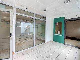 Dit handelspand met toplocatie en veel visibiliteit bevindt zich op het Dorp te Denderhoutem, een ruime parking aan de overkant van de straat...