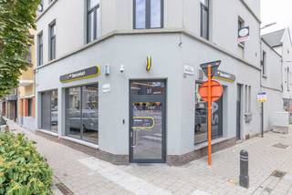 <strong>Ligging</strong><br /><br />De commerciële ruimte is gelegen aan de Antwerpsesteenweg nabij het centrum van Gent. Op wandelafstand van het station Gent-Dampoort. Een makkelijke verbinding met het openbaar vervoer alsook de R4, E17 en E40.<br /><br /><strong>Indeling</strong><br /><br />De verhuurde handelsruimte werd in 2024 gerenoveerd. Een <strong>jaarlijkse huurprijs van 28.298 euro</strong>. Het gelijkvloers bevat een welkom ruimte, twee kantoorruimtes, een ruime berging en twee toiletten. Er is een kelder aanwezig. <br /><br /><strong>Troeven</strong><br /><br />- EPC B<br />- Centraal gelegen<br />- Gerenoveerd in 2024<br />- <strong>Aankoop met vast rendement</strong><br /><br />Voor inlichtingen en/of bezoek, bel <strong>Guillaume 0472/25.70.76</strong>