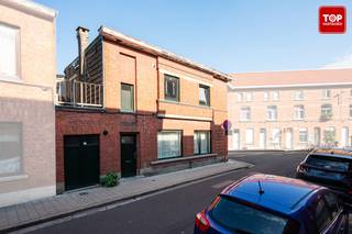 Deze charmante woning bevindt zich op een toplocatie, vlak bij het bruisende centrum van Gent. Alle dagelijkse voorzieningen zoals winkels, scholen...