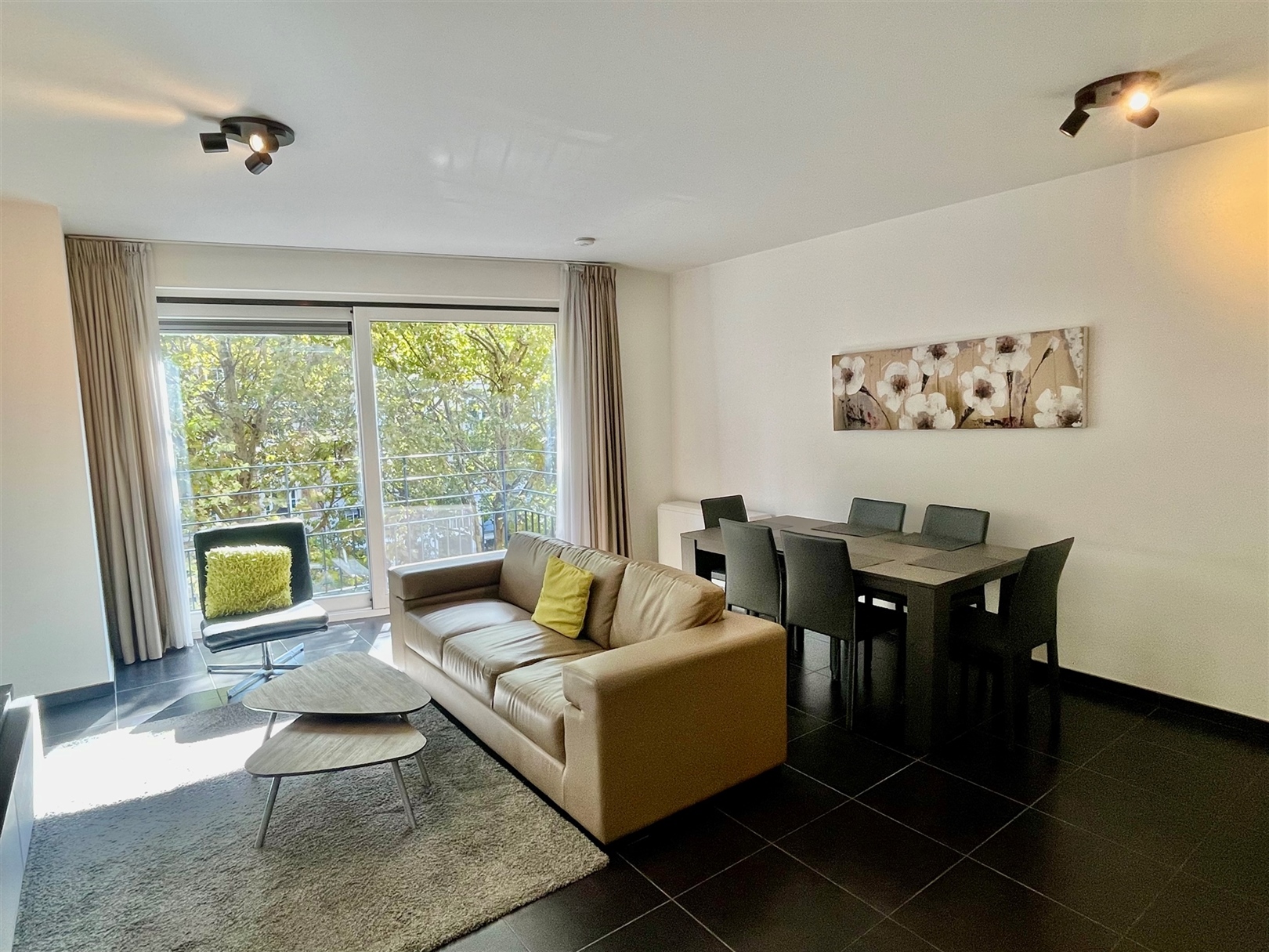 Recent gemeubeld 1K-appt op derde verdiep met terras! - foto 4