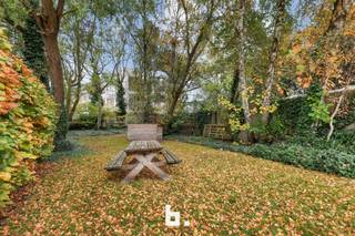 Algemeen bezoekmoment op zaterdag 13 december van 09u30 - 10u30 // Reservatie verplichtOntdek deze charmante en verrassend ruime woning met zonnige...