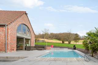 Te koop: unieke eigendom met zwembad, kantoor en loods in het Pays des CollinesIn het hart van het Pays des Collines bevindt zich deze uitzonderlijk...