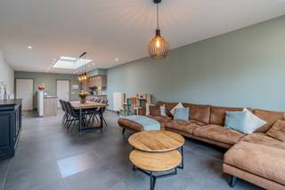 VASTGOEDTOPPER! Op zoek naar een instapklare woning (renovatiejaar 2010) met garage en tuin nabij alle faciliteiten in het prachtige Moen...