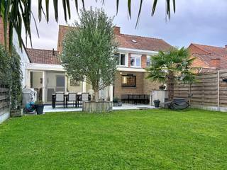 Energiezuinige woning op 321 m² in een rustige omgeving, bestaande uit een inkomhal met afzonderlijk toilet, gezellige leefruimte met eet- en zithoek, recent vernieuwde keuken met eetplaats, veranda/polyvalente ruimte, was-/bergplaats, garage met sectionale poort en een omheinde tuin met aangelegd terras en tuinberging.<br />Op het verdiep bevinden zich 3 slaapkamers, een ingerichte badkamer (inloopdouche en lavabomeubel) en een trapluik naar de geïsoleerde zolder.<br /><br />Extra troeven:<br />
<ul>
<li>Energiezuinig (label D)</li>
<li>Aangelegde voortuin met private oprit</li>
<li>Droge kelder</li>
<li>Regenwaterput</li>
<li>Nabij scholen, winkels en openbaar vervoer</li>
<li>Instapklaar</li>
</ul>
<br />Deze woning is te koop ZONDER makelaar via het concept van Smart Houses!<br />Wenst u verdere inlichtingen of een bezoek? Contacteer rechtstreeks de eigenaar via 0477/42.30.63