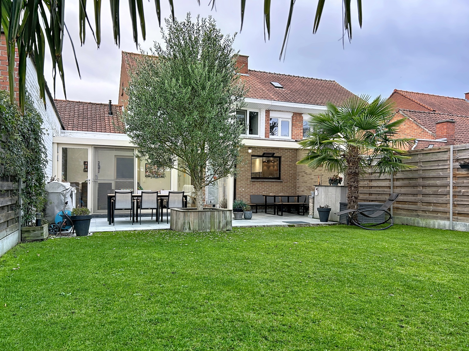 Instapklare woning met 3 slaapkamers, garage en leuke tuin - foto 2