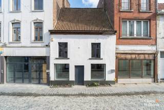 Handelspand ideaal gelegen in de populaire winkelstraat van Halle. Strategische ligging met veel voetgangersverkeer en in de nabijheid van voorzieningen.Het pand is verdeeld over drie verdiepingen en beschikt over twee grote etalages die zorgen voor uitstekende zichtbaarheid.