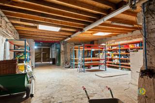 <p><span>Deze unieke woning is gelegen in een rustige straat in Haren, ideaal gelegen nabij uitvalswegen richting Brussel en de Ring.</span><span> </span><span>Het pand beschikt over een aantal uitmuntende troeven die het tot een zeldzame opportuniteit maken.</span></p><p><span>Een van de grootste pluspunten is de ruime loods van 150 m², ideaal als opslagruimte voor materiaal of als multifunctionele ruimte. De loods biedt tevens directe doorgang naar een magnifieke, koninklijke tuin van maar liefst 14,9 are. In de tuin bevindt zich een op te frissen buitenbar en een plek met potentieel voor een bijkomende buitenfunctie.</span><span> </span><span>Het gelijkvloers bestaat uit een ruime inkomhal van 13,5 m² en een praktische wasplaats van 14 m², die toegang geeft tot de berging/kelder van 29 m².</span><span> </span><span>De eerste verdieping is momenteel ingericht als een éénslaapkamerappartement van ongeveer 65 m², terwijl de tweede verdieping bestaat uit twee gelijkwaardige studio’s van elk circa 25 m², ideaal voor kangoeroe wonen of cohoussing</span><span> </span><span>Dankzij de combinatie van ruime binnen- en buitenruimtes, de strategische ligging en de veelzijdige indeling, biedt deze woning tal van mogelijkheden voor gezinnen of creatieve woonconcepten.</span></p><p><span><br /><br /></span></p><p><span> </span></p>