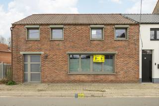 Instapklare woning met twee slaapkamers op ruim perceelLocatie:Deze half open bebouwing is centraal gelegen in het groene Sint-Lenaarts, met scholen,...