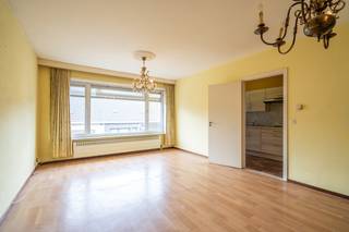 Bij het binnenkomen van het appartement kom je terecht in een ruime gang met vestiairekast en gastentoilet. Van daaruit heb je toegang tot de...
