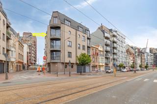 <p><span>Zonnig & lichtrijk hoekappartement met 2 volwaardige slaapkamers in de recente residentie Ghislain I.</span></p><p><span>Gelegen op de 3de verdieping, vlakbij zeedijk en centrum, met mooi open zicht op de omgeving.</span></p><p><span>U betreedt het appartement via de ruime inkomhal. Meteen wordt u getrokken naar de ruime leefruimte die baadt in het licht door de vele raampartijen.</span></p><p><span>Op het terras zal u gezellig vertoeven en genieten van de zon en het wijds uitzicht.</span></p><p><span>De open keuken is voorzien van alle modern comfort, talrijke kasten en u geniet tijdens het koken van een fijn uitzicht. </span></p><p><span>De hal leidt ons naar de 2 ruime slaapkamers die zijn afgewerkt met een kwalitatieve laminaatvloer en waarvan 1 beschikt over een aanpalend terras. </span></p><p><span>De badkamer is ingericht met dubbele lavabo, geriefelijk lavabomeubel met spiegelkasten, ligbad en toilet. </span></p><p><span>Er is een afzonderlijk toilet alsook een praktische berging met aansluiting voor de wasmachine.</span></p><p><span>Het appartement beschikt over pvc-raamprofielen met hoogrendementsbeglazing, een condenserende verwarmingsketel op gas en een gunstig epc (label B). </span></p><p><span>In het gebouw bevindt er zich een fietsenstalling, huisvuillokaal en heeft elk appartement afzonderlijke meters voor de nutsvoorzieningen. </span></p><p><span>Grote troef is de mogelijkheid tot aankoop van een staanplaats in het gebouw. </span></p><p><span>De staanplaats heeft een directe doorgang naar de lift. </span></p><p><span>Het station, winkel-wandelgebied en de zeedijk bevinden zich op wandelafstand. </span></p><p><span> </span></p>