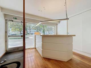 Op zoek naar een inspirerende plek voor uw onderneming? Dit veelzijdige handelsgelijkvlak te huur in Deurne combineert een uitstekende zichtbaarheid met een uiterst praktische ligging. Gelegen aan de Ter Rivierenlaan bevindt u zich in een bruisende omgeving van Deurne, op een boogscheut van het groene Rivierenhof. Dankzij de vlotte bereikbaarheid met het openbaar vervoer en belangrijke uitvalswegen ontvangt u uw klanten hier in alle comfort. Dit is dé kans om een kwalitatief pand te huren op een toplocatie in Deurne en uw zaak naar een hoger niveau te tillen. Dankzij de flexibele indeling is het uitermate geschikt als praktijk, kantoor of boetiek.<br /><br />Indeling van het pand:<br /><br />-Langwerpige hal / hoofdruimte (27,57 m²): Centrale ontvangst- of winkelruimte met veel lichtinval.<br />-Grote kamer (20,99 m²): Ruime achterliggende kamer, ideaal als bureau, behandelruimte of studio.<br />-Middelste kamer (11,69 m²): Polyvalente ruimte, geschikt als kantoor of spreekkamer.<br />-Onderste kamer (7,98 m²): Compacte werk- of overlegruimte.<br />-Ruimte rechtsboven (5,68 m²): Praktische opslag- of archiefruimte.<br />-Hoekruimte rechtsboven (3,59 m²): Extra berg- of kitchenettehoek.<br />-Sanitaire ruimte (1,63 m²): Voorzien van toilet en handenwasser.<br /><br />Bijzonderheden:<br /><br />-Totale oppervlakte van circa 77 m²<br />-Uitstekende zichtbaarheid en commerciële ligging (4m etalage/raam vooraan)<br />-Vlot bereikbaar met openbaar vervoer en auto<br />-Flexibel in te richten voor diverse beroepsactiviteiten<br />-180 euro per maand gemeenschappelijke kosten inclusief verwarming en water
