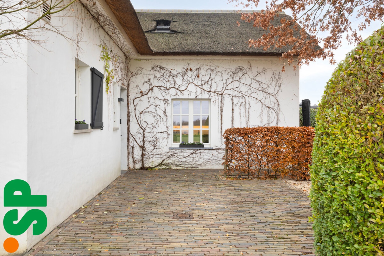 Zeer mooi afgewerkte villa met 5 slaapkamers en 3 badkamers op centrale doch landelijke locatie. - foto 5