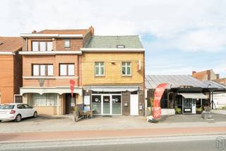 <p>Deze ruime woning met tuin biedt tal van mogelijkheden en combineert comfortabel wonen met een bijkomend commercieel gelijkvloers.<br /><br />Het woongedeelte beschikt op het gelijkvloers over een lichtrijke leefruimte, een ingerichte keuken, een badkamer met ligbad, een afzonderlijk toilet en een ruime slaapkamer.<br />Op de eerste verdieping bevinden zich drie volwaardige slaapkamers. De zolderverdieping, bereikbaar via een vaste trap, biedt heel wat extra potentieel en kan verder worden ingericht of opgedeeld naargelang de noden.<br /><br />Buiten geniet u van een gezellig terras en een aangename tuin, ideaal om tot rust te komen.<br /><br />Als extra troef beschikt de woning over een afzonderlijk toegankelijk handelsgelijkvloers van 53 m², ingericht met een professionele keuken en een terras aan de voorzijde. Dit gedeelte is momenteel verhuurd en genereert een maandelijks huurinkomen van €800, wat het pand ook interessant maakt als opbrengsteigendom.<br /><br />Dankzij de gescheiden toegangen biedt deze eigendom bovendien flexibele indelingsmogelijkheden, zowel voor gemengd gebruik als voor een alternatieve invulling in de toekomst.<br /><br />Meer info of plan je bezoek: wim@immobeguin.be<br />Te koop via Immo Beguin, uw vastgoedexpert sinds 2009, met kantoren in Ronse, Waregem, Kortrijk, Deinze, Doornik en Lessen.<br />Dit zoekertje omvat enkele AI-gegenereerde visualisaties.</p>