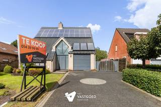 <p><span>Perfect onderhouden, instapklare woning op ideale ligging</span></p><p><span> </span></p><p><span>Belangrijkste troeven:</span></p><p><span>- Perfect instapklaar en energiezuinig dankzij continue investeringen in de woning</span></p><p><span>- Reeds vernieuwd: keuken, verwarming, extra isolatie zoldervloer, pelletkachel, tuinberegening, binnendeuren...</span></p><p><span>- Tevens aanwezig: zonnepanelen, airco's, zonneboiler</span></p><p><span>- Ook nog groenestroomcertificaten van ca 5 x 270€/jaar</span></p><p><span>- Doordachte indeling met zeer mooie ruimtes</span></p><p><span>- Riante leefruimte met extra bureau/speelruimte</span></p><p><span>- 3 ruime slaapkamers</span></p><p><span>- Ruime tuin met terras met mooie overkapping en praktische carport en garage</span></p><p><span>- Ook zolder en kelder aanwezig</span></p><p><span>- Ideale ligging in rustige straat met zeer goede bereikbaarheid</span></p><p><span> </span></p><p><span>Bekijk zeker ook de 3D virtuele rondleiding en de grondplannen met de afmetingen. Zo krijgt u van thuis uit al een perfect beeld van wat deze woning te bieden heeft!</span></p><p><span>Wenst u meer info of een vrijblijvende bezichtiging, contacteer dan ons kantoor op het nummer 014 39 99 99 en wij helpen u graag verder.</span></p>