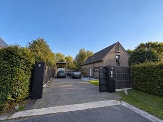 <p>Op zoek naar een instapklare woning met ruimte en een grote tuin?</p><p>Deze vrijstaande woning uit 2014 ligt als laatste huis in een doodlopende straat in Brecht. Op het hoekperceel van 1.347 m² bevindt zich ca. 190 m² bewoonbare oppervlakte, met drie slaapkamers en een ruime zuidgerichte tuin met zwembad.</p><p>De leefruimte en keuken sluiten rechtstreeks op elkaar aan en vormen een open woonruimte met veel contact met de tuin. De op maat gemaakte keuken in Italiaans design werd ingericht met veel aandacht voor kastruimte en praktisch gebruik. Ze is uitgerust met toestellen van Küppersbusch, waaronder een combi-stoomoven en combi-oven/microgolfoven, aangevuld met een Teppanyaki-plaat, vaatwasser en vier gaspitten van Barazza. Aansluitend bevindt zich een aparte ruimte die momenteel als bureau wordt gebruikt.</p><p>Op de eerste verdieping zijn drie slaapkamers aanwezig. De master bedroom wordt aangevuld met een ruime kinderkamer en een derde kamer die momenteel als speelkamer wordt gebruikt, maar eenvoudig opnieuw als slaapkamer kan worden ingericht. Verder zijn er een badkamer, wasruimte en tweede toilet.</p><p>De zuidgerichte tuin is onderhoudsvriendelijk aangelegd en volledig omheind met composiet. Bomen zorgen voor extra privacy. Het verwarmde semi-inbouwzwembad en de overdekte veranda vormen samen met de tuin een aangename buitenruimte. Via een tweede toegang achteraan is de tuin ook langs de achterzijde bereikbaar. Verder zijn er een tuinhuis met overkapping, aparte opslagruimte en een afgesloten buitenweide voor honden.</p><p>Qua comfort is er beneden vloerverwarming en airconditioning voorzien. Ook twee van de drie slaapkamers beschikken over airco. Daarnaast zijn er 30 zonnepanelen. Een garage, carport en ruime oprit met plaats voor meerdere wagens vervolledigen het geheel.</p><p>De ligging is rustig, met tegelijk een vlotte verbinding via de Sint-Jobsesteenweg naar de E19 richting Antwerpen en Breda.</p>