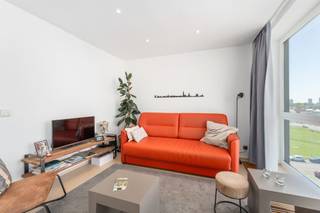 <p><span>Prachtig instapklaar appartement met adembenemend zeezicht in Bredene!</span></p><p><span>Droom je van wonen aan zee of een zorgeloze tweede verblijfplaats? Ontdek dit schitterende appartement op de 5de verdieping, gelegen op een toplocatie aan de Zandheuvel.</span></p><p><span>Bij het binnenkomen word je meteen verwelkomd in een lichtrijke en ruime woonkamer die uitgeeft op het terras, waar je elke dag kan genieten van een fantastisch zeezicht en een ideale zuidwestoriëntatie. Je hebt de zon de hele namiddag tot zonsondergang. De aparte, recent vernieuwde keuken biedt alle comfort. Verder is er een slaapkamer met zeezicht en ingemaakte kast en een ruime badkamer met groot ligbad (met regendouche) en lavabomeubel. Daarnaast is er een afzonderlijk toilet.</span></p><p><span>Vlak voor het gebouw is een privatieve autostaanplaats en er is nog een ruime privatieve berging op de eerste verdieping.</span></p><p><span>De ligging is simpelweg perfect: vlak aan het strand en met een vlotte verbinding via het openbaar vervoer.</span></p><p><span>Extra troeven die het verschil maken:</span></p><ul><li><span>Privatieve autostaanplaats inbegrepen </span></li><li><span>Energiezuinig met een goede EPC-score </span></li><li><span>Volledig instapklaar </span></li><li><span>Ideaal als investering, tweede verblijf of vaste woonst </span></li></ul><p><span>Laat je verleiden door dit unieke aanbod en ervaar elke dag het ultieme vakantiegevoel aan zee!</span></p>
