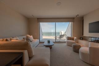 Luxueuze duplex-penthouse in een kleine residentie met oninneembaar zeezicht, pal op de zeedijk van het Zoute. Ideaal gelegen tussen Albertplein...