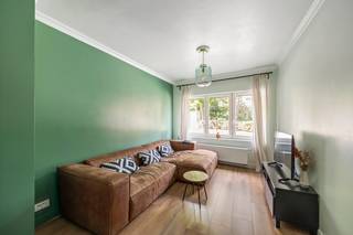 Gelegen in de gezellige Nielsestraat te Boom, ontdek je deze charmante woning met een riante oostgerichte tuin van maar liefst ±150 m². De locatie is ideaal: op wandel- en fietsafstand vind je diverse parken en groenvoorzieningen, leuke horecazaken en winkels. Rustig wonen en toch snel in Antwerpen of Brussel – de ideale combinatie.”<br /><br />Indeling van de woning:<br />Gelijkvloers: een lichtrijke leefruimte met aansluitend de keuken. Via de grote schuifdeuren heb je directe toegang tot de prachtige tuin. Achteraan bevindt zich een garagebox met fietsenberging, bereikbaar via een achterliggende straat. Ook is er aparte toilet voorzien en een extra opbergruimte aan de keuken. <br />Eerste verdieping: twee ruime slaapkamers en een stijlvolle badkamer, groot genoeg om ook een was- en droogmachine te plaatsen.<br />Tweede verdieping: een royale zolderkamer die eventueel kan worden opgesplitst in twee volwaardige slaapkamers.<br /><br />Troeven op een rij:
<ul>
	<li>Lage EPC-score</li>
	<li>Elektriciteit conform</li>
	<li>Oostgerichte tuin van ±150 m²</li>
	<li>Garagebox + fietsenberging met toegang via achterzijde</li>
	<li>Twee ruime slaapkamers + grote zolderkamer (mogelijkheid tot 4 slaapkamers)</li>
	<li>Centrale ligging nabij horeca, winkels, openbaar vervoer en parken</li>
	<li>Instapklaar en perfect voor gezinnen</li>
</ul>
<br />Een ideale woning voor wie ruim, comfortabel en groen wil wonen, met alle voorzieningen vlakbij!<br /><br />Grondplannen kun je downloaden via de website: www.wellimmo.net<br /><br /> 