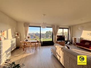 <p><span>Prachtig penthouse met 2 slaapkamers en twee ruime terrassen op een toplocatie!</span></p><p><span>Dit 2 slaapkamer appartement geniet van alle comfort! Met twee ruime terrassen en een goede locatie heeft dit appartement alle troeven!</span></p><p><span> </span></p><p><span>Het appartement heeft de volgende indeling</span></p><p><span> </span></p><p><span>Inkomhal, leefruimte en keuken</span></p><p><span>Via de inkomhal kom je binnen en heb je direct toegang tot de leefruimte. Dankzij de grote raampartijen, geniet deze leefruimte van zeer veel natuurlijk lichtinval en een panoramisch zicht!</span></p><p><span>Via de leefruimte kan je dit prachtig terras dat gelegen is aan de achterzijde van het gebouw gelegen is.</span></p><p><span>Dankzij de oriëntatie van zuid west gericht kan je hier heerlijk genieten van de middag zon en avondzon.</span></p><p><span>De keuken is praktisch ingedeeld en heeft ook toegang tot het voorliggend terras. Deze is gezet op een onderhoudsvriendelijke tegelvloer</span></p><p><span>Een ruime koelkast met vriesvakje is aanwezig, eveneens als een oven, een afwasmachine en kookplaat. </span></p><p><span>Aansluitend vind u een ruime berging waar de aansluiting voor de wasmachine aanwezig is alsook de nodige ruimte voor opberg.</span></p><p><span> </span></p><p><span>Slaapkamers en badkamer</span></p><p><span>Er zijn 2 slaapkamers aanwezig, een aan de voorzijde van het gebouw als één aan de achterzijde. Via beide slaapkamers kan je ook de terrassen bereiken.</span></p><p><span>De ruime badkamer is voorzien van een ligbad, toilet en aparte douche.</span></p><p><span>Verder is er nog een apart gastentoilet aanwezig in de inkomhal.</span></p><p><span> </span></p><p><span>Een autostaanplaats is verplicht mee bij te huren!</span></p><p><span> </span></p><p><span>Beschikbaarheid & huurprijs</span></p><p><span>Huurprijs:</span><span> €1.190,00 / maand</span></p><p><span>Autostaanplaats</span><span>: €110,00 / maand</span></p><p><span>Maandelijkse kosten</span><span>: €110,00 / maand</span></p><p><span>Beschikbaar: </span><span>1/11/2026</span></p><p><span> </span></p>