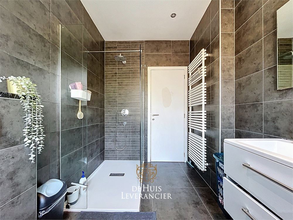 Prachtige, gerenoveerde woning met tuin en garage op toplocatie te koop in Mortsel! - foto 1