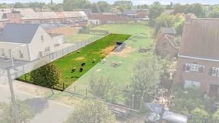 <p>Op zoek naar een rustig en centraal gelegen bouwgrond in een aangename omgeving? Zoek niet verder! <strong>Wij bieden twee zuid georiënteerde bouwgronden aan op deze locatie. </strong></p><p>De grond omvat twee stukken bouwland,<strong> telkens met een oppervlakte van 585m².</strong> De bouwbreedte bedraagt 8,40m x 18m op de benedenverdieping. De hoger gelegen verdiepingen mogen 15m diepte hanteren. </p><p>De gronden zijn geschikt voor een halfopen bebouwing, in samenspraak met de aangrenzende buren. </p><p>De mogelijkheid bestaat om één of twee bouwloten aan te kopen. Een kleinschalig bouwproject met 2 HOB's behoort tot de mogelijkheden. De gronden worden aan een bedrag van € 235.000 aangeboden. </p><p>Informeer alvast naar alle voorwaarden voor deze bouwgronden. </p><p>Contacteer me via 0478 59 77 41 of michiel@altro-vastgoed.be</p>
