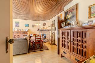 Gelijkvloers appartement met 2 slaapkamers, bureauruimte; terras en garagebox. Ideaal voor zowel eigen bewoning als investering (appartement is verhuurd). <br /><br />Indeling: gezellige woonkamer met grote raampartij; keuken; terras vooraan; nachthal met ingemaakte kast; apart toilet; badkamer bevat dubbele lavabo, douche in bad en aansluiting voor WM; bureauruimte; 2 ruime slaapkamers. <br /><br />De privatieve garagebox en kelderberging zijn inclusief in de vraagprijs. Vooraan is er tevens één parkeerplaats aanwezig. <br /><br />Algemeen: <br />- EPC label D = geen renovatieplicht <br />- Rolluiken aanwezig <br />- Gemeenschappelijke tuin <br />- Appartement is momenteel verhuurd <br /><br />Bekijk zeker de 360° rondgang via onze website (+ mogelijkheid tot opmeten en ontmeubelen).<br />Alle attesten zijn beschikbaar onderaan op onze website. <br />Voor meer info of een bezoek: 0472 22 22 44 of thanee@solittvastgoed.be.