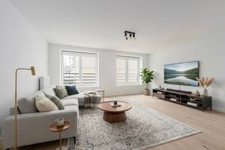 Ontdek dit prachtig gerenoveerde appartement in de charmante Londenstraat, op een toplocatie in Oostende. Op slechts enkele stappen van de gezellige Visserskaai en het strand geniet u hier van het beste wat de stad te bieden heeft: een centrale ligging gecombineerd met rust en comfort.<br /><br />Het gebouw werd volledig gerenoveerd en kreeg een tijdloze architectuur. Ook het appartement zelf werd volledig gestript en opnieuw opgebouwd met kwalitatieve materialen en een oog voor detail.<br /><br />Bij het binnenkomen valt meteen de ruime en lichtrijke woonkamer op. Dankzij de grote raampartijen baadt de leefruimte in natuurlijk licht en vloeit ze naadloos over in de strakke, volledig uitgeruste keuken. Deze keuken beschikt onder andere over een spoeltafel, keramisch fornuis, koelkast, diepvriezer, oven, vaatwasser en dampkap. Aansluitend bevindt zich een praktisch terras, ideaal om even te genieten van de buitenlucht.<br /><br />Het volledige appartement werd afgewerkt met stijlvolle parketvloeren, wat zorgt voor een warme en elegante uitstraling en is met zijn 100 vierkante meter uitzonderlijk ruim<br /><br />Via de gang komen we in het slaapgedeelte met een berging, 2 slaapkamers en een badkamer met douche, lavabo met meubel, handdoekdroger.<br /><br />Extra troeven van dit appartement zijn de energiezuinige EPC-score B, een blanco elektrische keuring en een inbegrepen kelderberging.<br /><br />Dankzij de rustige ligging vlak bij het stadscentrum is dit appartement bijzonder aantrekkelijk voor vaste bewoners, investeerders én tweede verblijvers die willen genieten van alles wat Oostende te bieden heeft: zee, strand, gastronomie en een bruisende sfeer.<br /><br />Een instapklaar appartement op een toplocatie aan zee, een unieke kans!<br />EPC 'A' en blanco keuring van elektrische installaties.