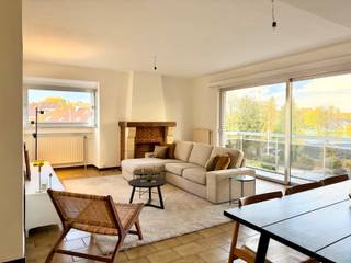 <p>Dit aangename hoekappartement met 2 slaapkamers en een oppervlakte van 99,5m² bevindt zich op de derde verdieping van een gebouw met lift. Dankzij de hoekligging geniet je van extra lichtinval en een ruimtelijk gevoel. De woonkamer van 37m² vormt het hart van het appartement en sluit aan op de keuken. Verder beschikt het appartement over een inkomhal, een badkamer, een apart toilet en een praktische berging. De twee slaapkamers bieden voldoende ruimte voor comfortabel wonen. Buiten geniet je van een aangenaam terras. Een privatieve kelder zorgt voor extra opslagruimte en een autostaanplaats in de gemeenschappelijke garage is inbegrepen. Met een EPC van 187kWh/m² is dit een energiezuinig appartement. Een interessante opportuniteit voor wie op zoek is naar ruimte en comfort. Neem contact op voor meer informatie of een bezoek.</p>