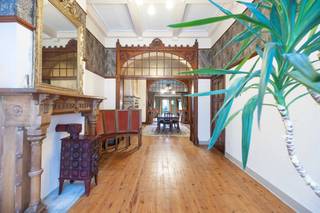ETTERBEEK – Tussen de Chasse en de Avenue de la Couronne, in een van de veiligste straten van Etterbeek dankzij de nabijheid van de kazerne en het gemeentehuis van Etterbeek, staat een huis dat in 1912 door architect Augustin Goovaerts in neogotische stijl werd gebouwd. Dit huis met een bewoonbare oppervlakte van ±435 m² wordt gekenmerkt door zijn architectuur en zijn halve toren die vanaf de straatkant zichtbaar is.<br /><br /><span>Bovenste begane grond:</span><br /><br />3 aaneengesloten woonruimtes van respectievelijk ± 19 m², 20 m² en de bibliotheek over 2 verdiepingen van elk ± 25,5 m², elk met hun historische kenmerken zoals originele wandtapijten en antieke schouwen; de bibliotheek heeft ook toegang tot 2 kantoren en de tuin.<br /><br /><span>Benedenverdieping:</span><br /><br />2 ruime multifunctionele kamers van ± 17 m² en ± 15 m² en achterin een grote ingerichte keuken met toegang tot de tuin.<br /><br /><span>1e verdieping: </span><br />
<ul>
<li>2 slaapkamers van ± 19 m² en ± 21 m²</li>
<li>Toilet</li>
<li>Kleedruimte van ± 7,5 m²</li>
<li>Badkamer van ± 9 m²</li>
</ul>
<span>2e verdieping:</span><br />
<ul>
<li>Een slaapkamer van ±16 m²</li>
<li>De ouderslaapkamer van ±18 m² met eigen doucheruimte, wastafel en een ingebouwde kleedkamer</li>
<li>Een gemeenschappelijke badkamer met toilet van ±10 m²</li>
<li>Een kleedruimte van ±9,5 m²</li>
</ul>
Op de bovenste verdieping bevindt zich een inrichtbare zolder van ± 34 m²<br />Verschillende ruimtes onder de trap bieden extra opbergruimte. Er zijn ook kelders, waaronder een wijnkelder. Het huis is voorzien van een intercom en glasvezel.