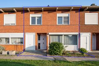 Centraal gelegen te renoveren woning met veel mogelijkheden. Hal, gastentoilet, leefruimte, ingerichte keuken, veranda met zicht op...