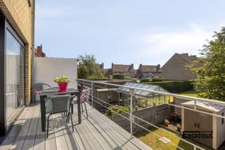 Deze woning bevindt zich in een brede, rustige straat te Bredene en toch vlakbij bushaltes, winkels en scholen. Het huis beschikt over een aangenaam zonneterras en een onderhoudsvriendelijke tuin!<br />Indeling:<br />- op het gelijkvloers: inkomhal, gastentoilet, ruime diepe garage met oprit ervoor, stook- en wasplaats, toegang tot de tuin;<br />- eerste verdieping: traphal, ruime woonkamer met veel lichtinval, aparte keuken, zonneterras aan achtergevel en balkon aan voorgevel;<br />- tweede verdieping: 3 slaapkamers, badkamer met lavabomeubel, ligbad en toilet, berging;<br />Grote zolderruimte, mogelijks nog in te richten.<br />Er is centrale verwarming op aardgas (recente ketel) en tevens een open haard in de woonkamer.<br />Deze woning is instapklaar en daardoor ideaal voor starters of gezinnen die rustig, maar toch vlakbij alle voorzieningen willen wonen! Kom de vele troeven van dit huis zelf ontdekken!