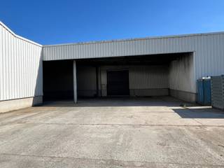 Magazijn Unit 12 van 1.207 m² te Rumst/Terhagen. (geen poort) Goed bereikbaar en centraal gelegen tussen A12 en E19 richting Brussel en Antwerpen.