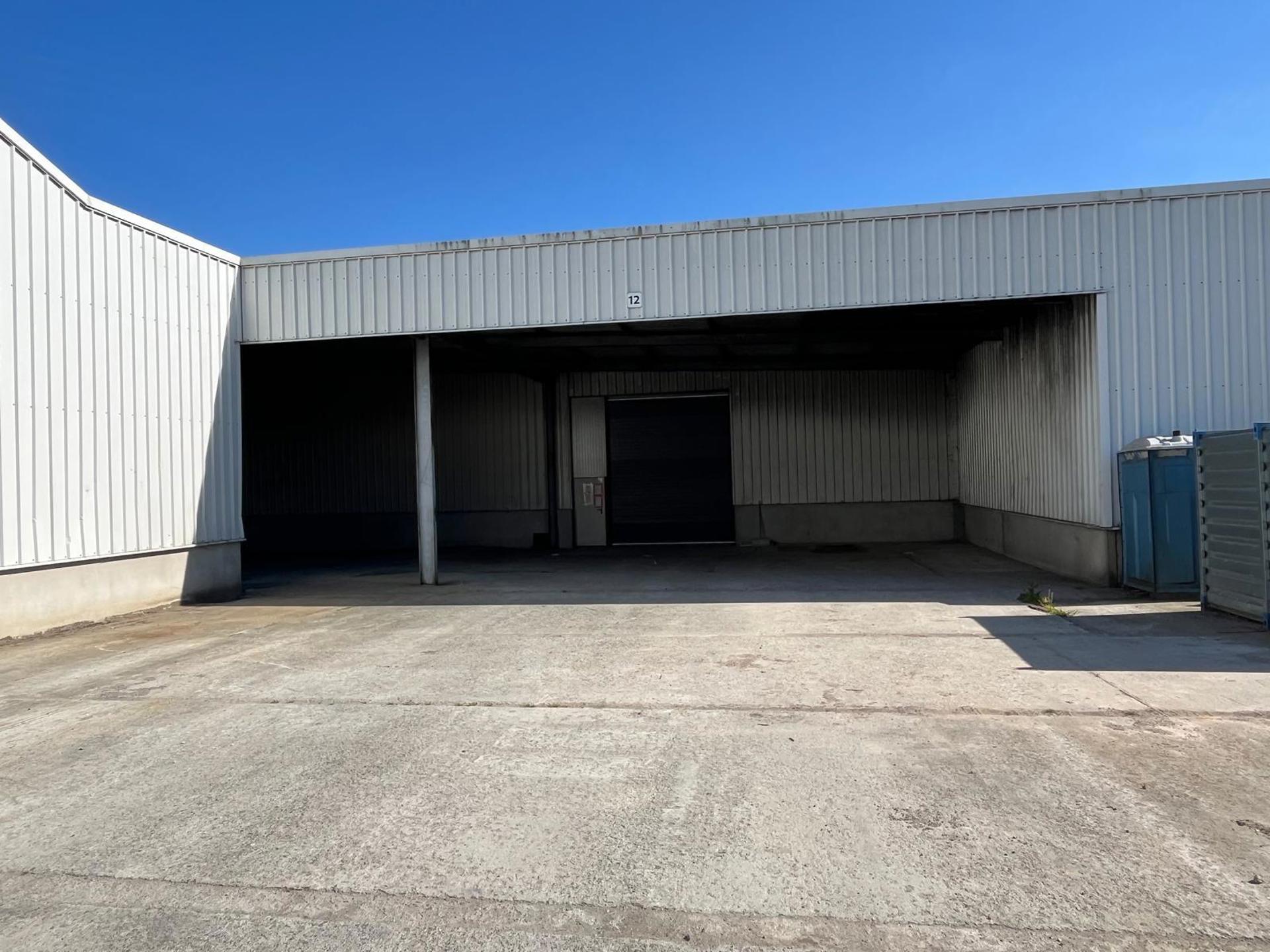 Magazijn Unit 12 van 1.207 m² te Rumst/Terhagen. (geen poort) Goed bereikbaar en centraal gelegen tussen A12 en E19 richting Brussel en Antwerpen.