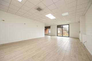 Fortunately, this commercial and residential ensemble has two entrances: one high garage entrance for the offices with warehouse area and one...