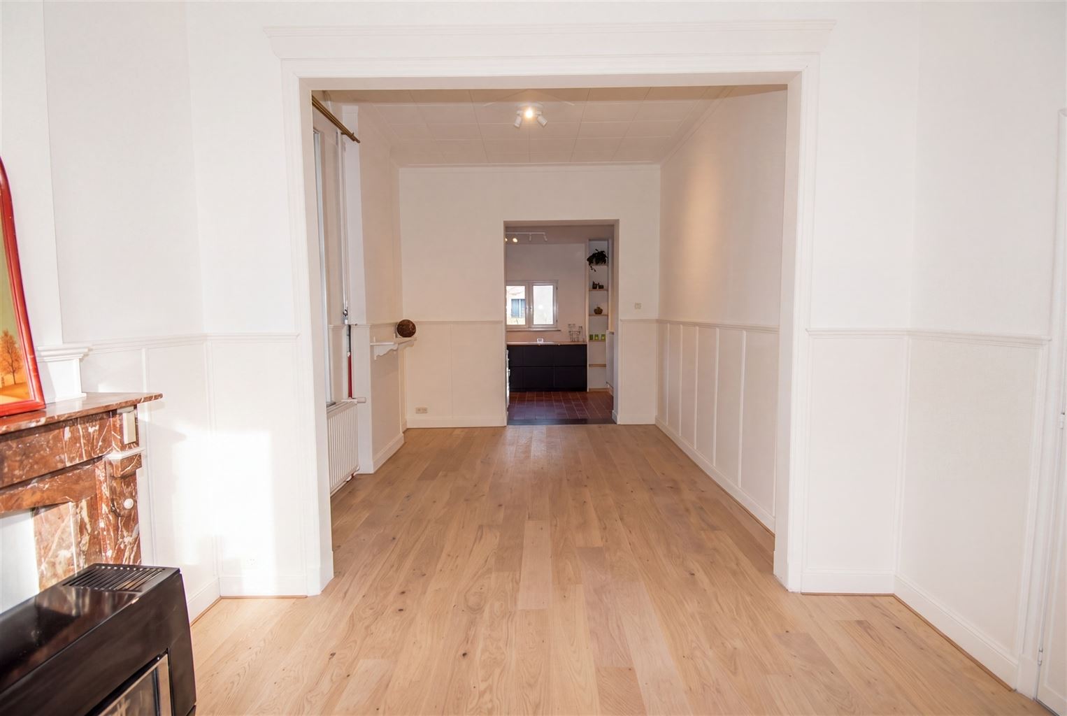 Volledig gerenoveerd, instapklaar herenhuis in eclectische stijl met 3 slaapkamers(+dressing), mooi aangelegde tuin en autostaanplaats. - foto 5
