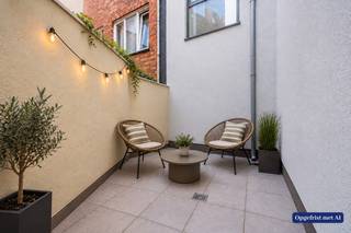 Bent u op zoek naar een woning met 2 slaapkamers en koer (9m²)? En dit met een inpandige garage, alsook een oprit waar twee wagens kunnen geparkeerd worden? Dan stellen wij graag deze energiezuinige woning aan u voor!<br /><br />Energiezuinig wonen dankzij dakisolatie (2020), dubbele HR beglazing, 12 zonnepanelen (2022) en alle gevels zijn geïsoleerd (100mm)! <br /><br />Indeling:<br />U komt binnen via de inkomhal die links doorgang geeft aan de inpandige garage (20m²) met automatische poort. In de garage is de wasaansluiting voorzien. Verder is er de grote badkamer (8m²) met bad, douche, dubbele lavabo en handdoekradiator. Achteraan is er de kleine koer van 8m². <br />Op de eerste verdieping is er een berging, toilet, woonkamer (27m²) en een vernieuwde keuken. De keuken (8m²) is voorzien van een SMEG kookfornuis met oven, dampkap, dubbele spoelbak en vaatwasser. De bovenverdieping heeft eveneens een toilet, een tweede badkamer (3m²) en twee slaapkamers beiden van 15m². De badkamer is voorzien van een inloopdouche en lavabo.<br />Ligging:<br />Deze woning is gelegen in een centrale en aangename woonomgeving, nabij winkels, scholen en dagelijkse voorzieningen. De nabijheid van het Fort van Merksem bieden volop mogelijkheden voor ontspanning. Dankzij het openbaar vervoer en de belangrijke verbindingswegen geniet u bovendien van een vlotte bereikbaarheid naar Antwerpen en omgeving.<br />Pluspunten:<br />- Energiezuinig wonen (EPC label B)<br />- 12 zonnepanelen <br />- Centrale ligging<br />- Elektrische keuring conform<br />- Asbestveilig <br /><br />Voor meer informatie of een bezichtiging kan u One vastgoed steeds bereiken op volgend nummer 03 360 85 30!