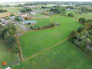 Op een uitstekende locatie te Onze Lieve Vrouw Waver bevindt zich deze te renoveren woning in een groene omgeving op een fantastisch perceel van maar liefst 24.359 m². U geniet hier van een uitstekende bereikbaarheid door de aanwezigheid van belangrijke invalswegen, toch vlakbij het centrum met winkels, scholen en het openbaar vervoer.<br /><br />Interesse in deze woonst? Klik hier voor een wondermooi vogelperspectief!<br /><br />Het betreft een zonevreemde woning die u mogelijks ook kunt afbreken en heropbouwen tot 1000 m³. De serre, paardenstal en schuur (achterbouw) dienen wel nog afgebroken te worden overeenkomstig de laatst afgeleverde vergunning.<br /><br />We betreden de woning via de inkomhal met vestiaire. De ruime leefruimte geniet van veel lichtinval door de vele raampartijen. U kunt deze inrichten met een gezellige zithoek en een aparte eetplaats. Aangrenzend bevindt zich de keuken, voorzien van de voornaamste toestellen. Verder beschikt het gelijkvloers nog over een apart toilet, de badkamer met douchebad en lavabo en een bergruimte.  De nachthal op de eerste verdieping geeft ons toegang tot 3 ruime slaapkamers en een apart toilet met lavabo. Tenslotte is deze woning voorzien van een ruime zolder die u nog kan inrichten tot een extra slaapkamer. In de royale tuin met bijhorende weilanden kan u in alle rust genieten van de groene omgeving. <br /><br />U bent verplicht om deze woning binnen de 5 jaar na aankoop grondig energetisch te renoveren tot minimum EPC-label D.<br /><br />Dit is een uitstekende opportuniteit als u op zoek bent naar een woning gelegen op een uniek perceel van 24.359 m².  Contacteer ons voor meer informatie op 0472/22 12 41 of via info@boonstravastgoed.be<br /><br />Bijzonderheden:<br />- Groene omgeving<br />- Perceel = 24.359 m²<br />- Mogelijks 4 slaapkamers