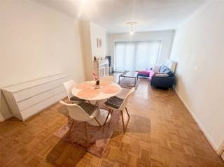 <p><span>TOPPPER !!! GERENOVEERD APPARTEMENT, OPBRENSTEIGENDOM INCLUSIEF </span></p><p><span>BERGING EN ONDERGRONDSE STAANPLAATS/BOX</span></p><p><span> </span></p><p><span>Indeling : </span></p><p><span>Via de inkomhal met vestiaire komt men in de ruime living met eetplaats.</span></p><p><span>Aanpalend is er een ingerichte keuken. </span></p><p><span>Zowel de keuken als de living geven toegang tot het ruim en zonnig terras met zicht op groene omgeving.</span></p><p><span>Verder zijn er 2 ruime slaapkamers , een berging en badkamer met inloopdouche. </span></p><p><span>Inbegrepen in de prijs is een grote berging en ondergrondse parkeerplaats/box.</span></p><p><span> </span></p><p><span>Technische weetjes : </span></p><p><span>CV op gas . Installatie van 2020.</span></p><p><span>PVC ramen dubbel glas</span></p><p><span>EPC 92 kWh/m2  A-label</span></p><p><span>Geen asbest</span></p><p><span>Elektriciteit conform</span></p><p><span> </span></p><p><span>Wat maakt dit appartement zo speciaal ?</span></p><p><span>Dit gerenoveerd en goed onderhouden appartement is gelegen op wandelafstand van het centrum, winkels, scholen en aan de vernieuwde haven van Oudenaarde. </span></p><p><span> </span></p><p><span>Het appartement is momenteel verhuurd en kan dus ook dienen als opbrengsteigendom. </span></p><p><span> </span></p><p><span>Maak je afspraak via <span>jurgen@immodhondt.be</span></span><span> of 0471 53 06 18 </span></p><p><span> </span></p><p><span> </span></p><p><span> </span></p>