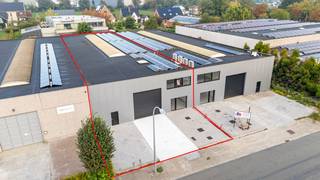 Instapklaar en hoogwaardig gerenoveerd bedrijfsgebouw met een totale oppervlakte van 930 m². Op het gelijkvloers is er een kantoor of showroom ter beschikking van 81 m² en een magazijn van 768 m², met een vrije hoogte van 6 meter, lichtstraten, Led-verlichting en een automatische sectionale poort. Daarnaast is er op het eerste verdiep nog een kantoor ter beschikking van 81 m² met de nodige sanitaire voorzieningen. Verder is er op de site parkeergelegenheid aanwezig en een ruime manoeuvreerzone. <br /><br />Gelegen in Oudenaarde met uitstekende bereikbaarheid. Op enkele minuten van de N60, wat zorgt voor een vlotte verbinding richting Gent en de E17. <br /><br />Contacteer PANORAMA voor bijkomende inlichtingen, plannen of een vrijblijvend plaatsbezoek 0477 02 09 02.